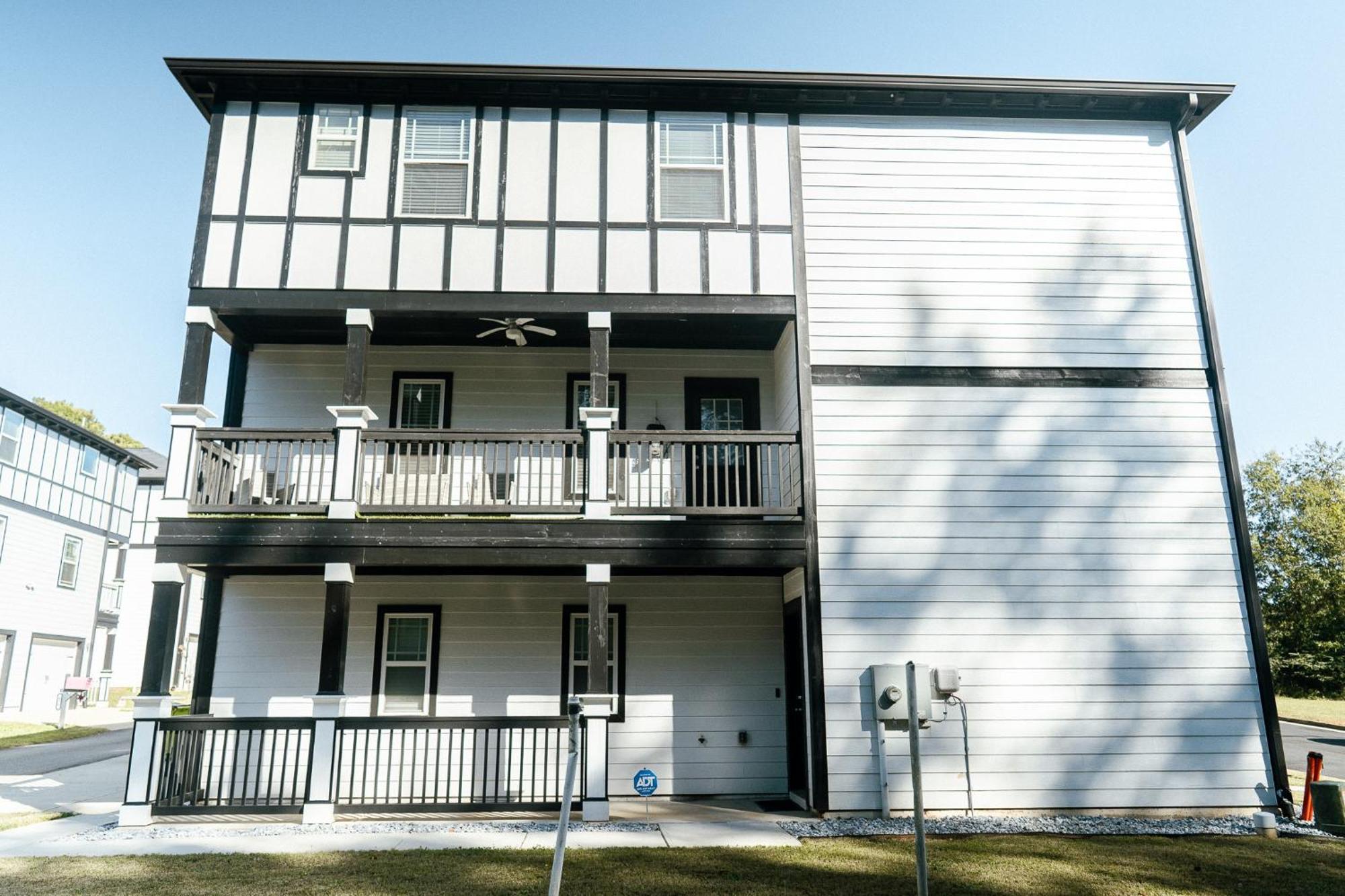 Enjoy Mini-mansion Near Downtown And The Airport! *
