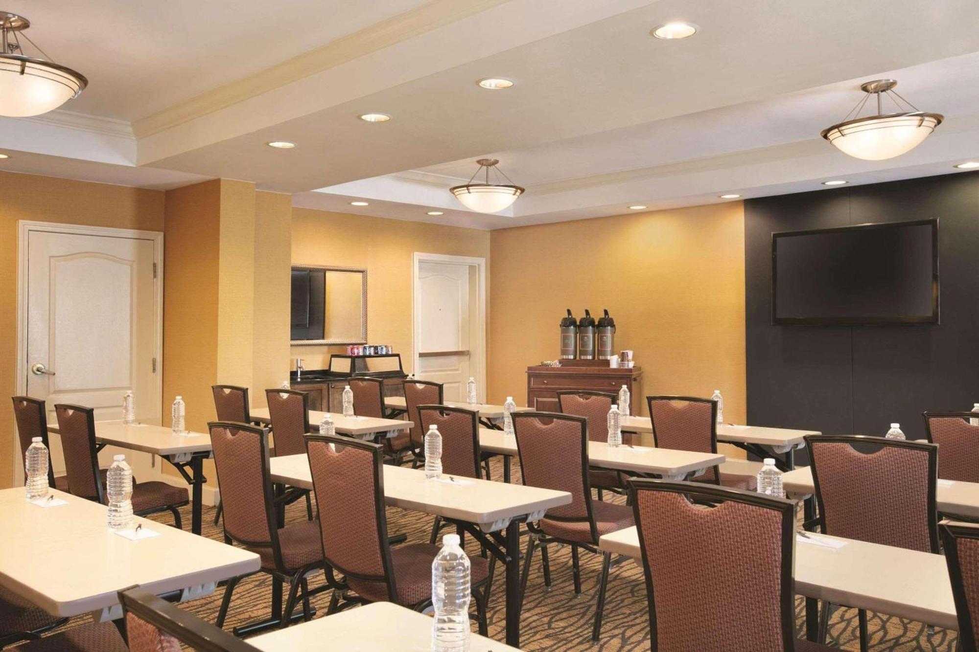 Country & By Radisson, Atlanta Airport North, Ga 3* Hapeville