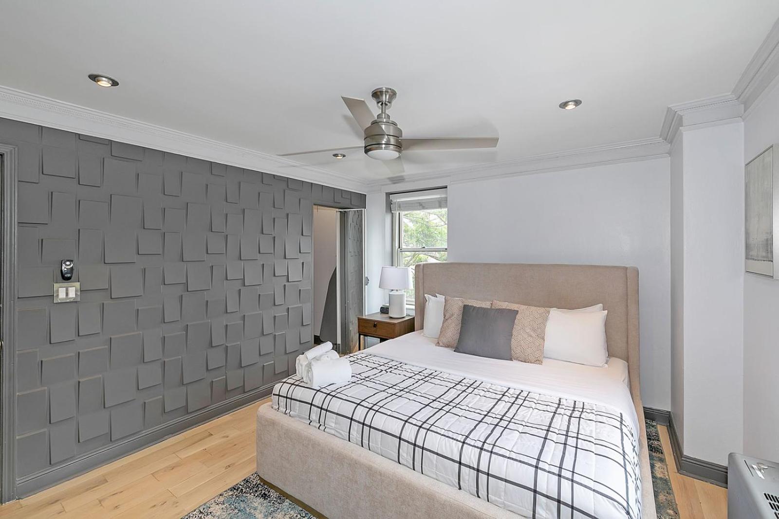 Downtown 1 Bedroom High Rise With Balcony