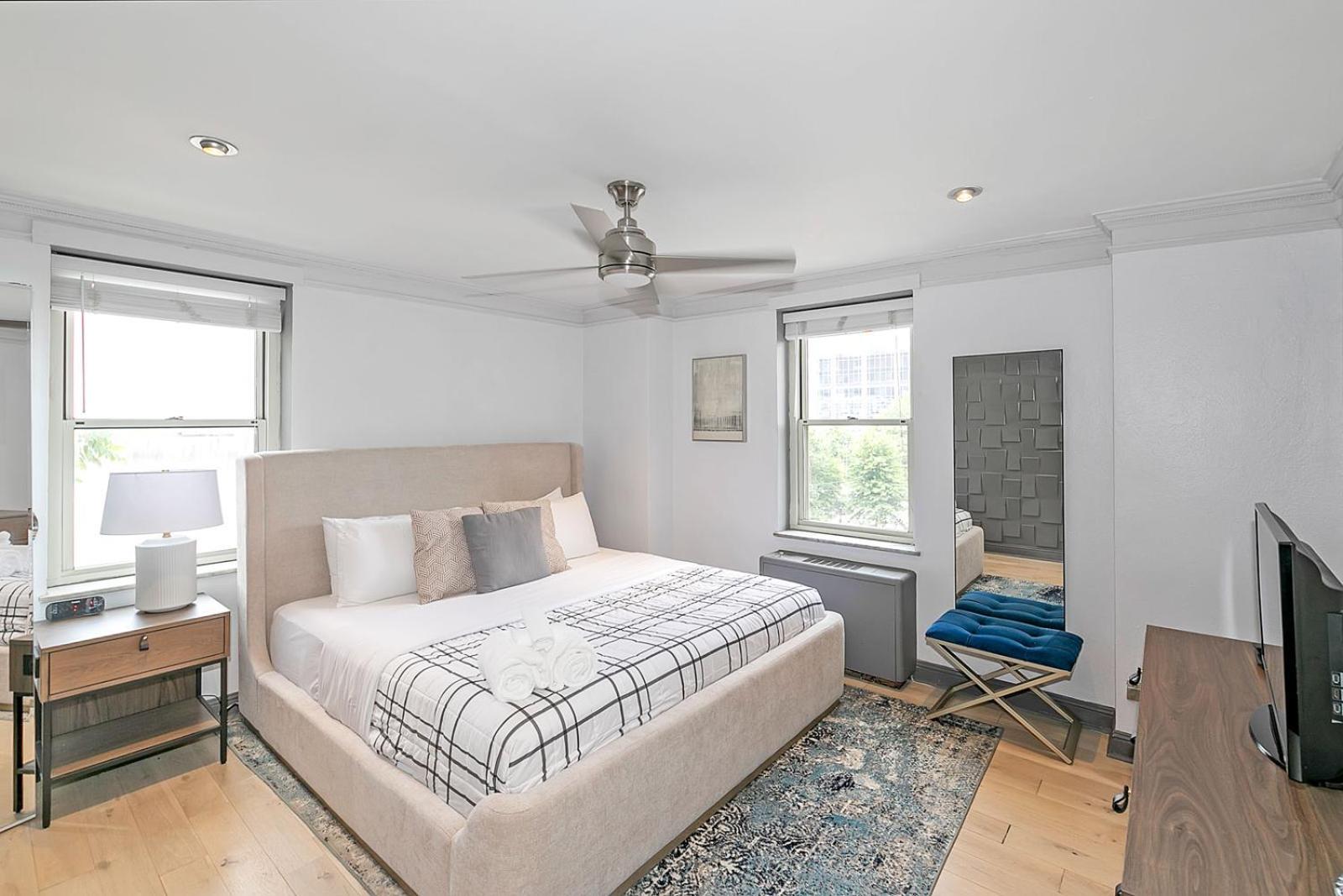 Downtown 1 Bedroom High Rise With Balcony Holiday home *