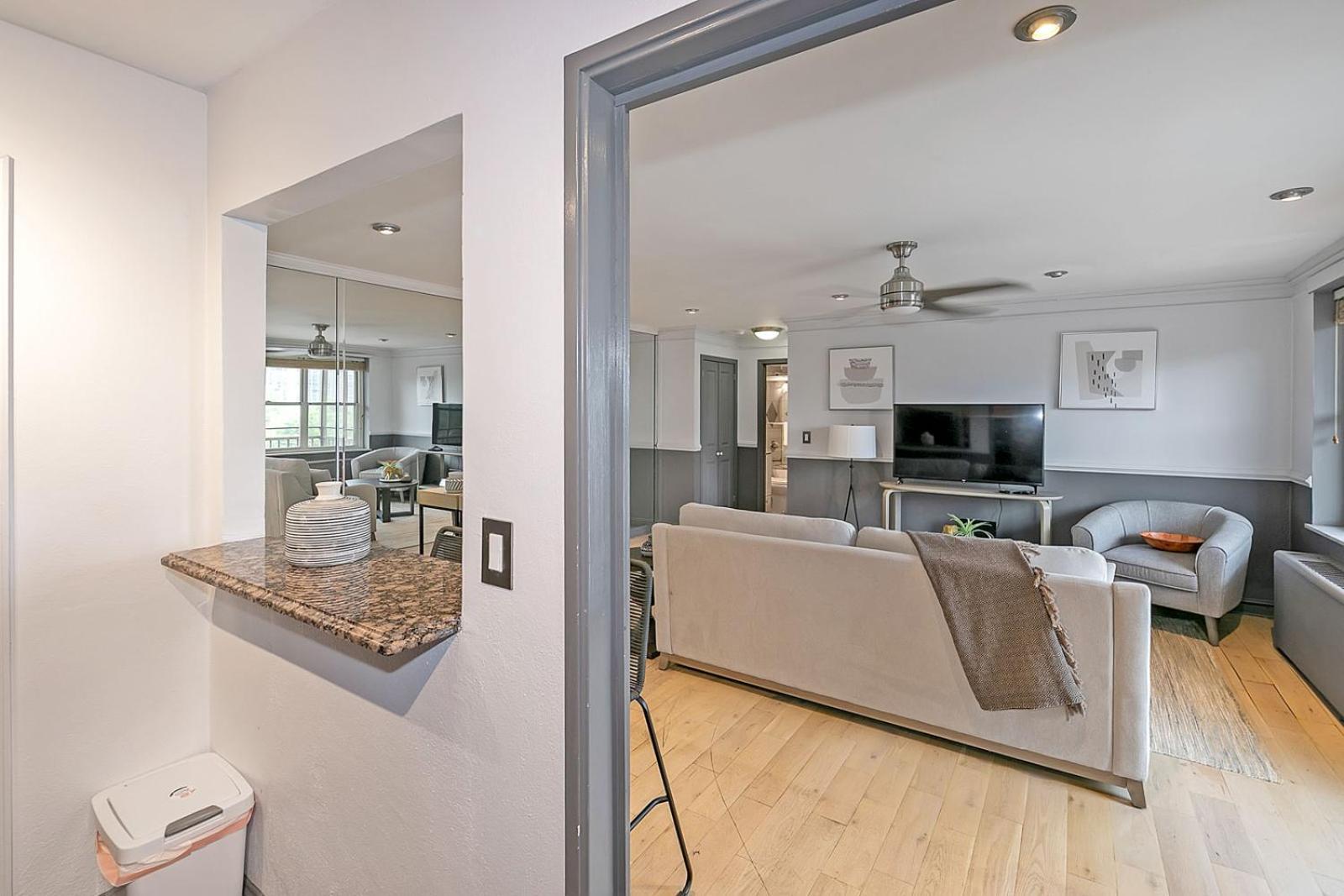 Downtown 1 Bedroom High Rise With Balcony * Atlanta