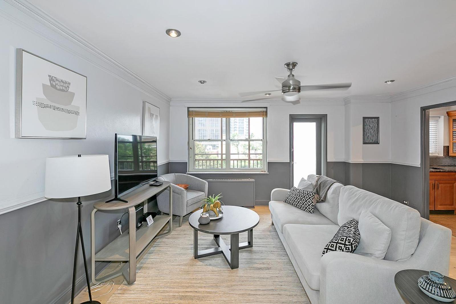 Downtown 1 Bedroom High Rise With Balcony Holiday home