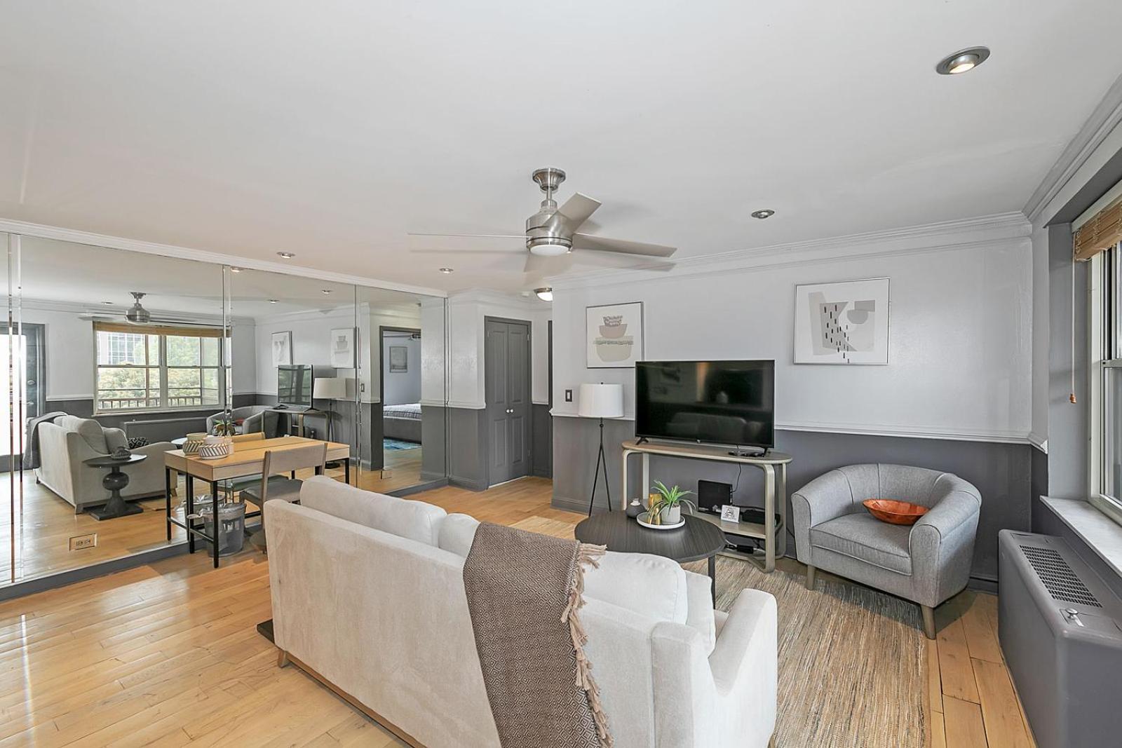 Downtown 1 Bedroom High Rise With Balcony Holiday home *