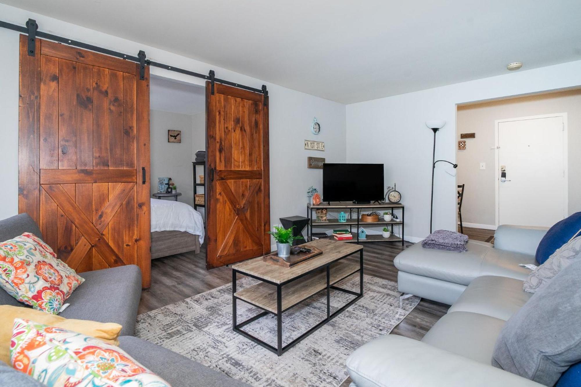 Welcoming Barn, 2 Bedroom & 1 Bath & Parking Apartment