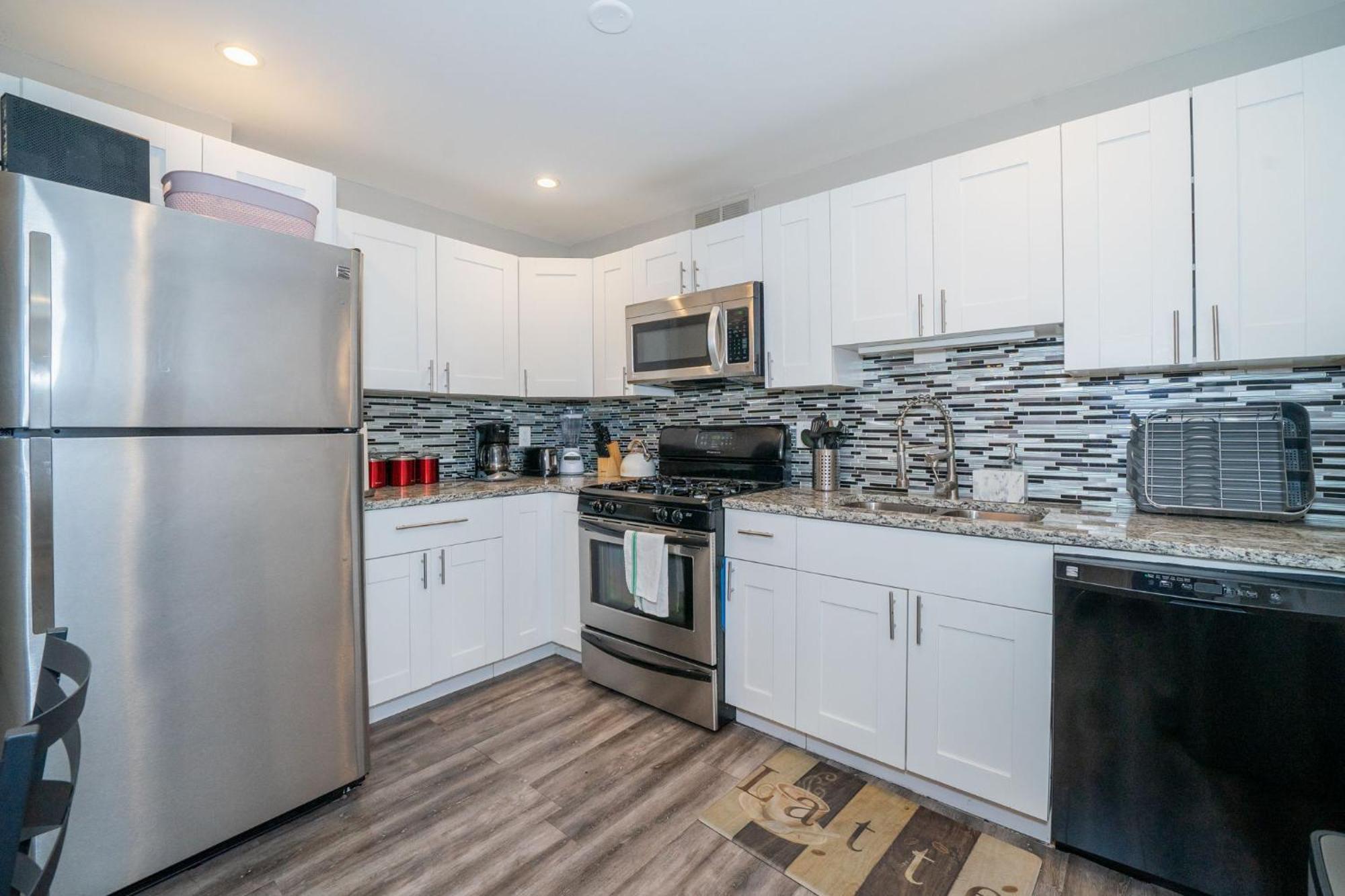 Welcoming Barn, 2 Bedroom & 1 Bath & Parking Apartment