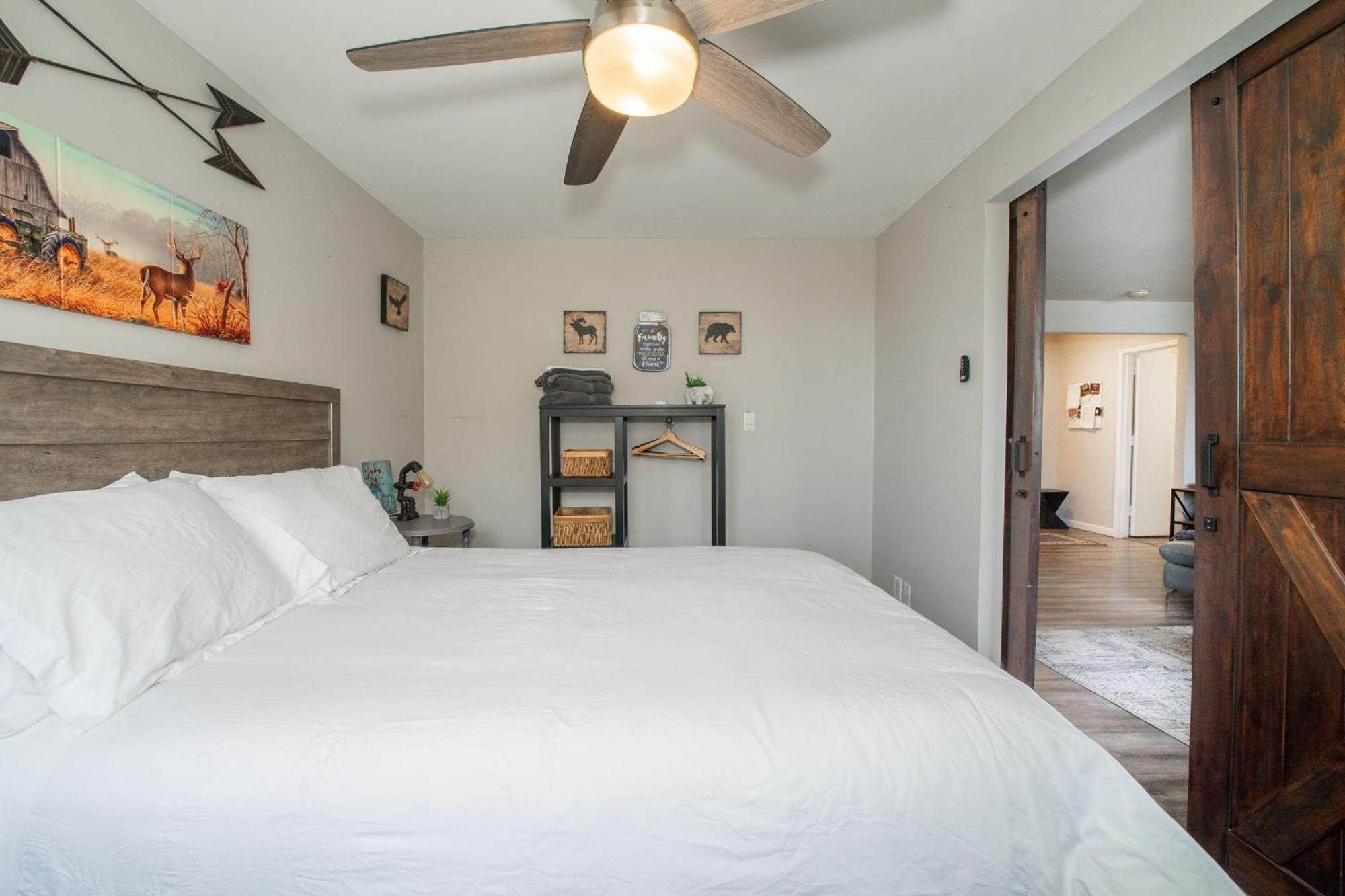 Apartment Welcoming Barn, 2 Bedroom & 1 Bath & Parking *