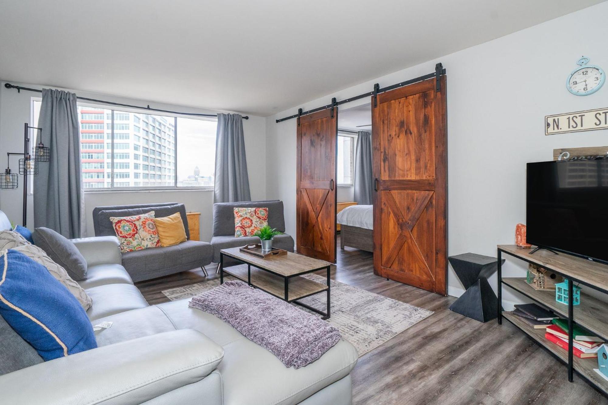 Welcoming Barn, 2 Bedroom & 1 Bath & Parking Apartment Atlanta