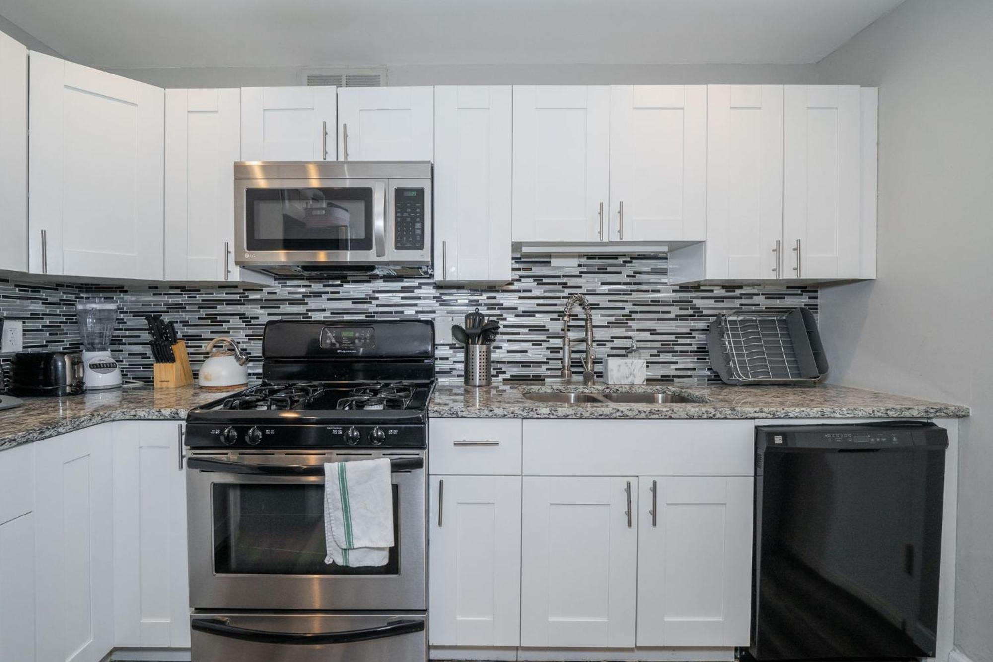 Welcoming Barn, 2 Bedroom & 1 Bath & Parking Apartment