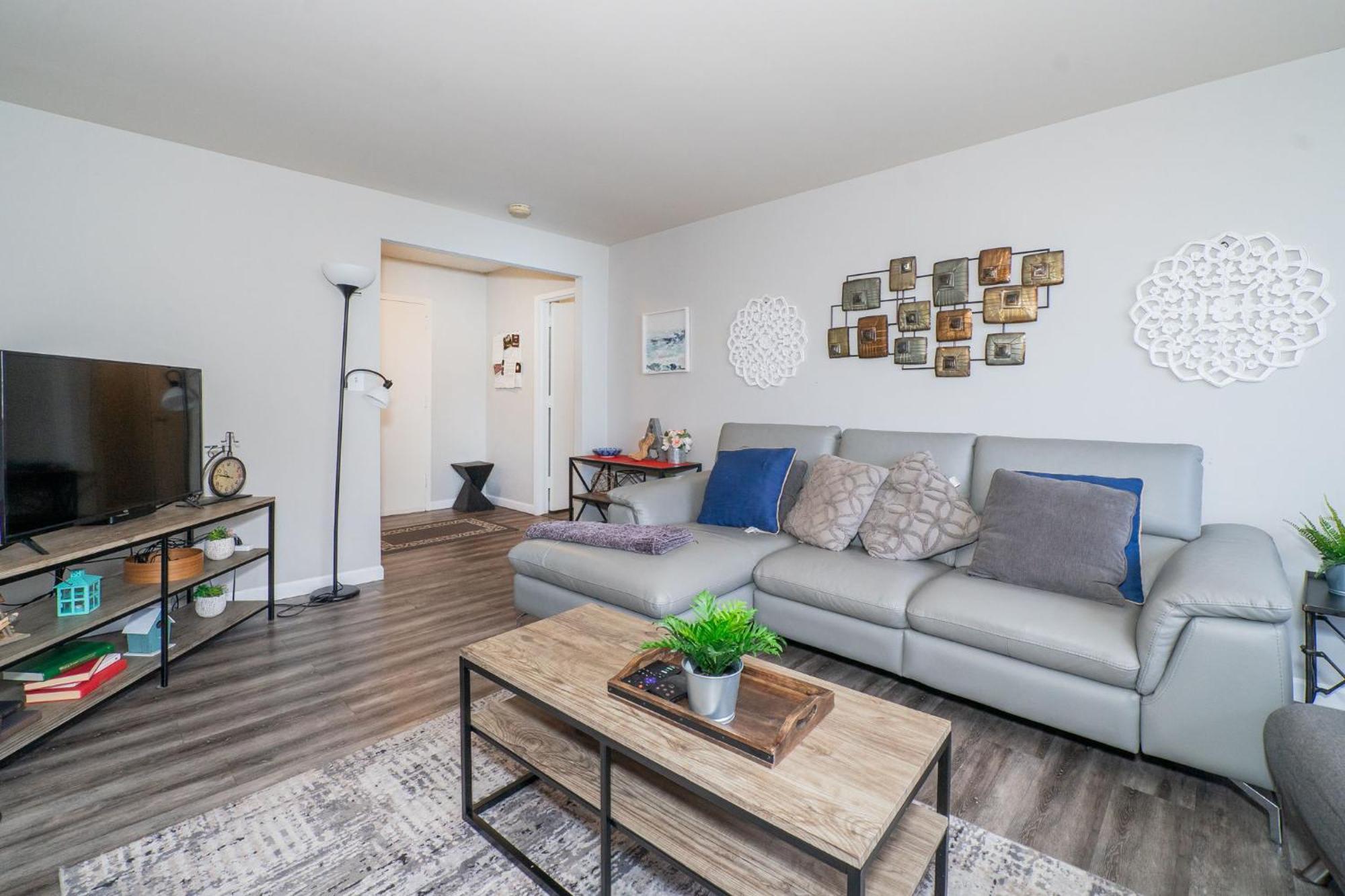 Welcoming Barn, 2 Bedroom & 1 Bath & Parking *