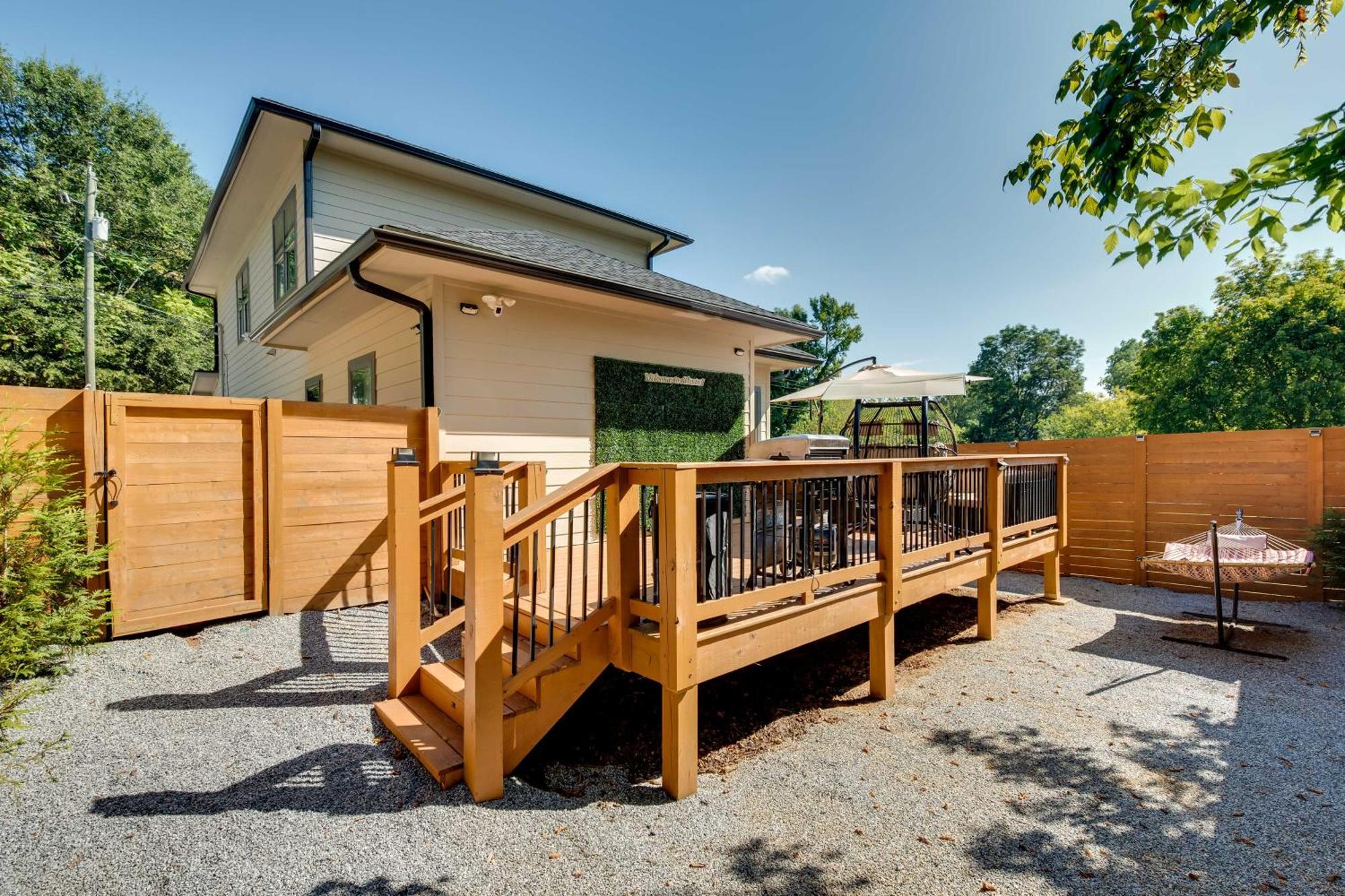 Luxury Smart 2 Miles To Downtown Atlanta! Holiday home