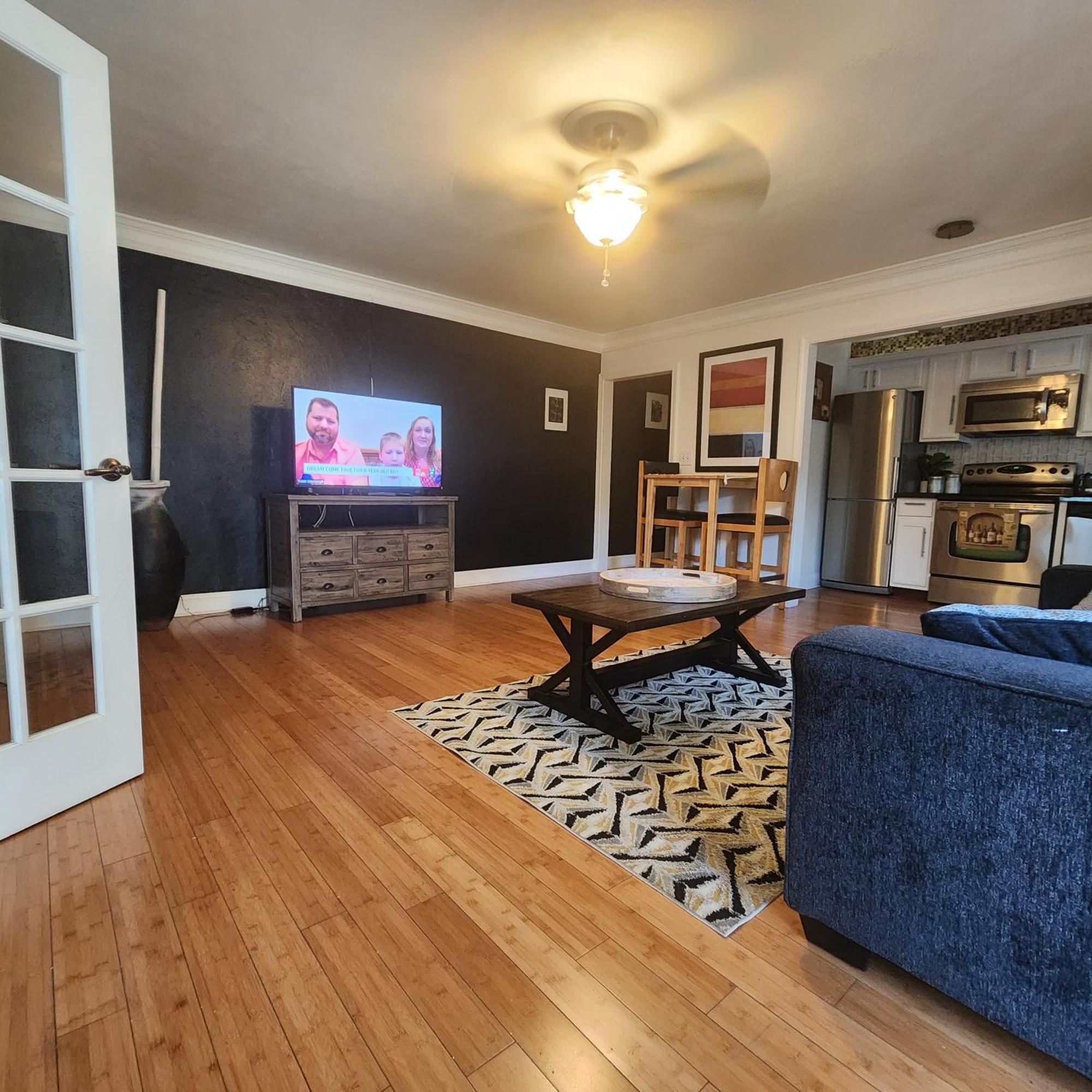 Cozy View Downtown Apartment