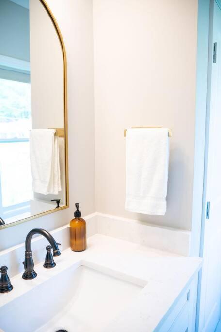 Brand New: Urban Oasis 5 Min From Mercedes Benz Holiday home *
