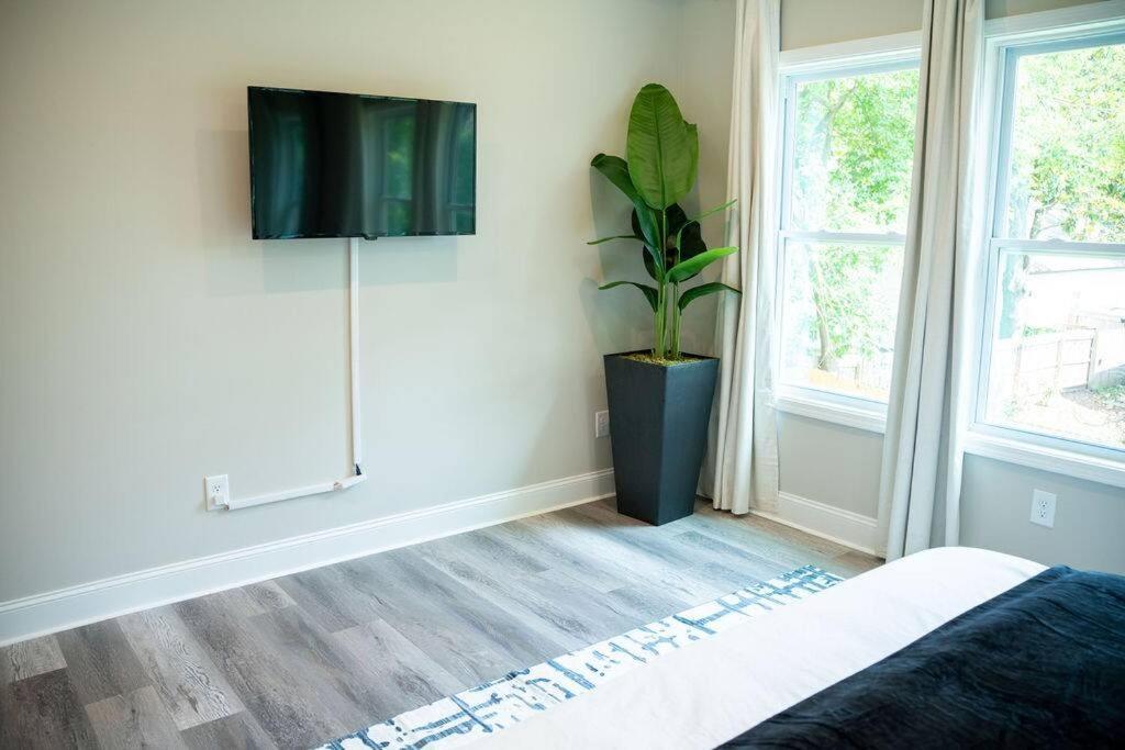 Brand New: Urban Oasis 5 Min From Mercedes Benz