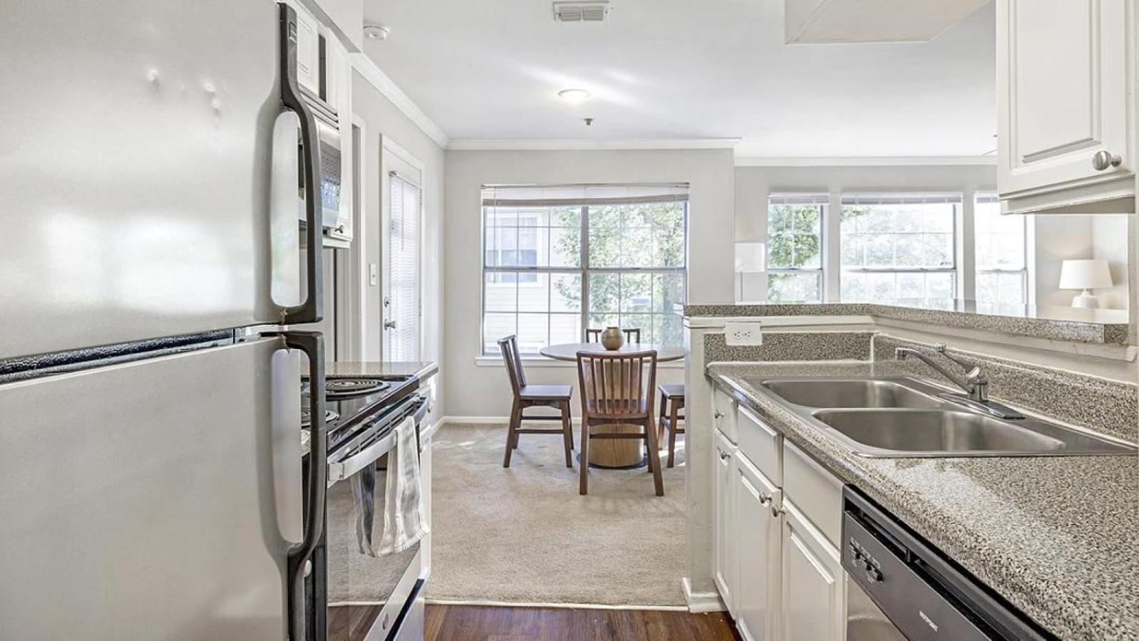Apartment Landing Modern With Amazing Amenities *