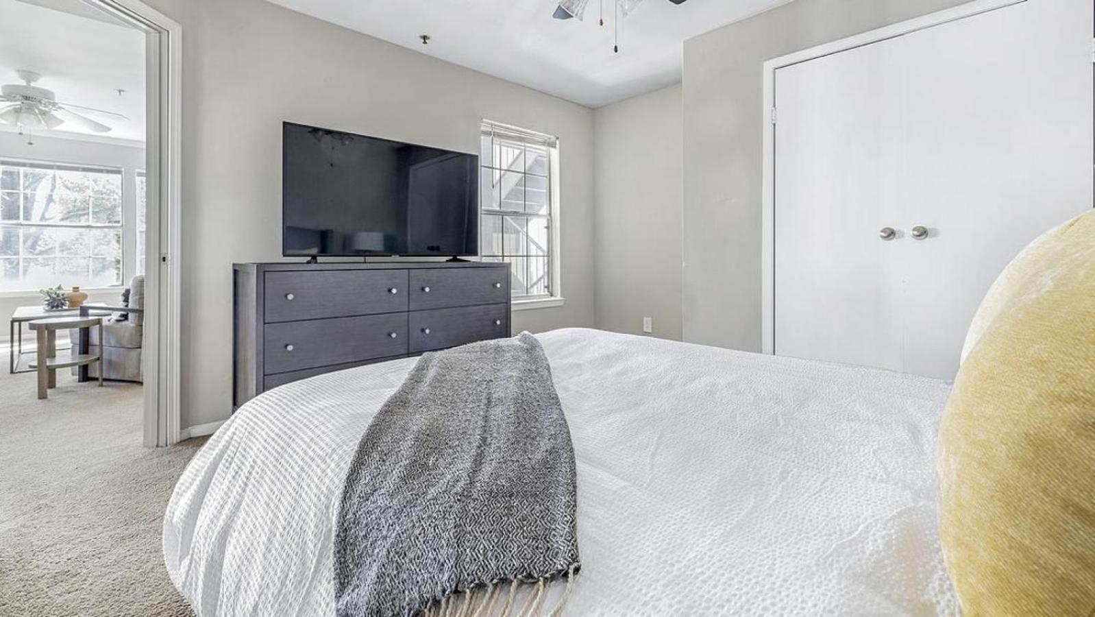 Landing Modern With Amazing Amenities *