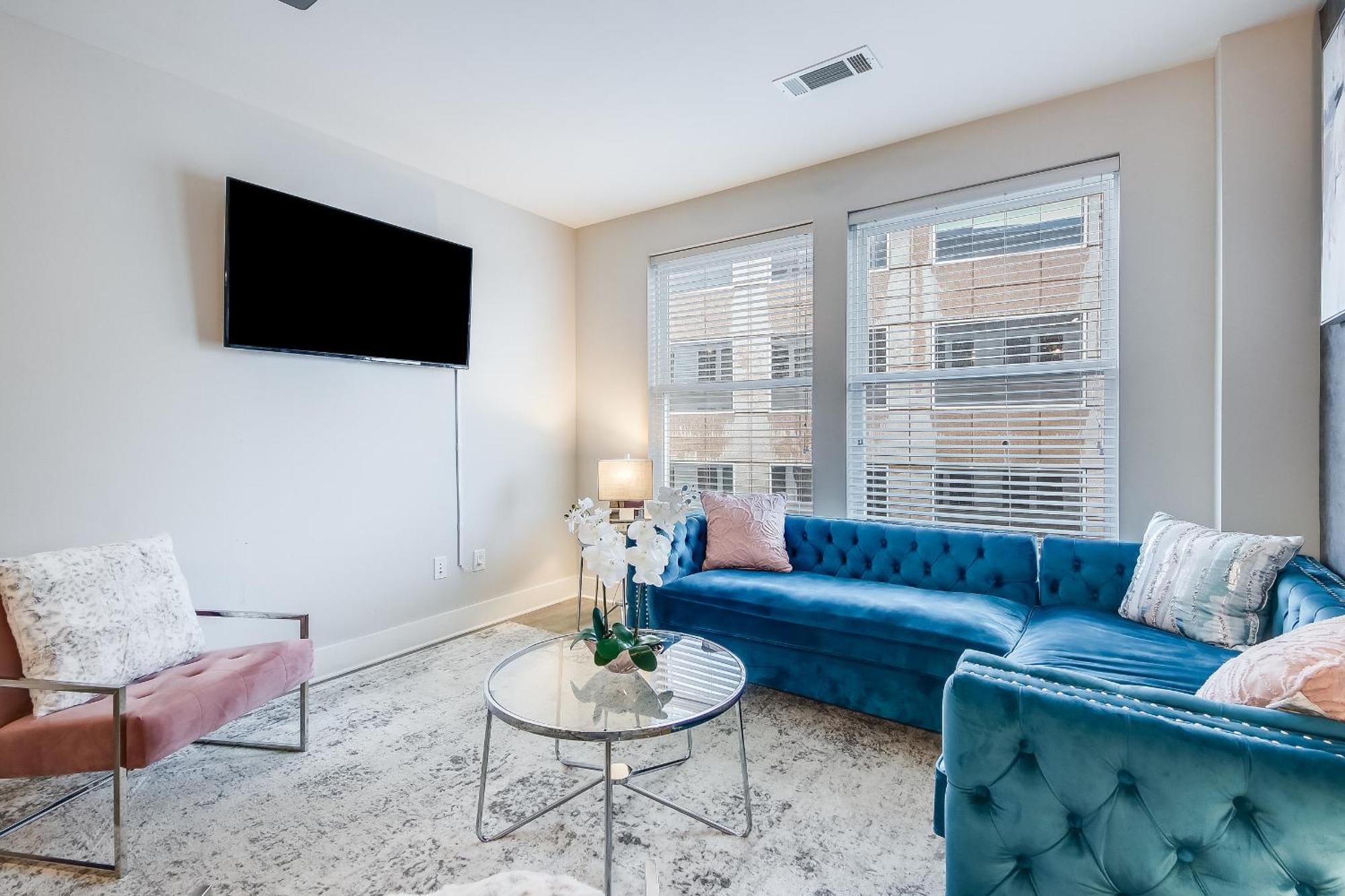 Modern Getaway Minutes From Truist Park! Apartment
