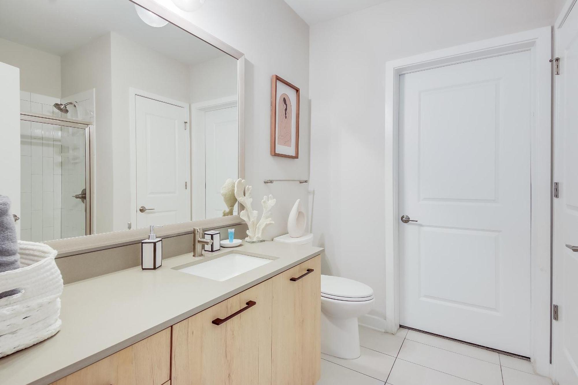 Modern Getaway Minutes From Truist Park! Apartment *