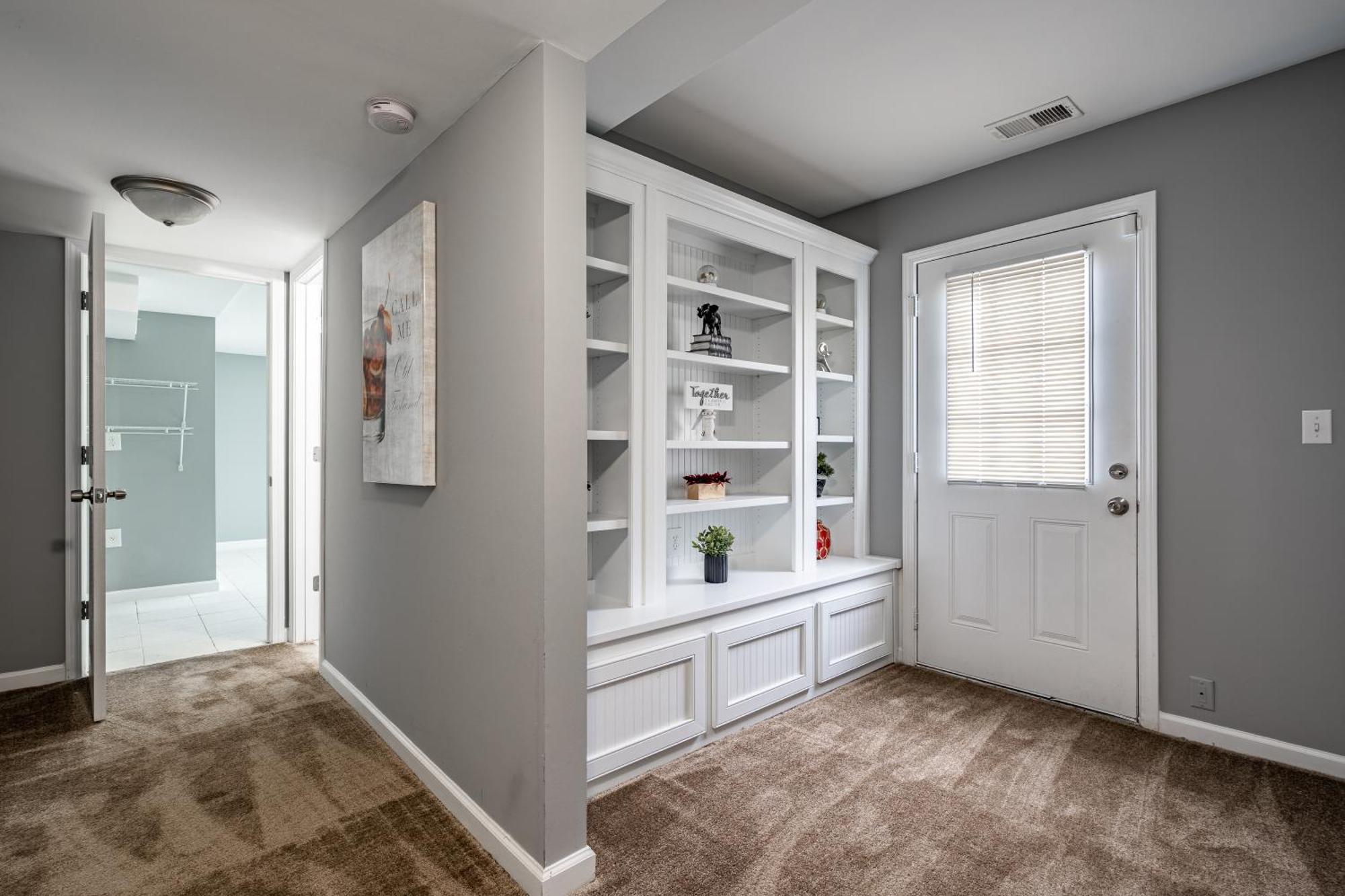Homely & Alluring 5 Bedrooms In By Deity Apartment *