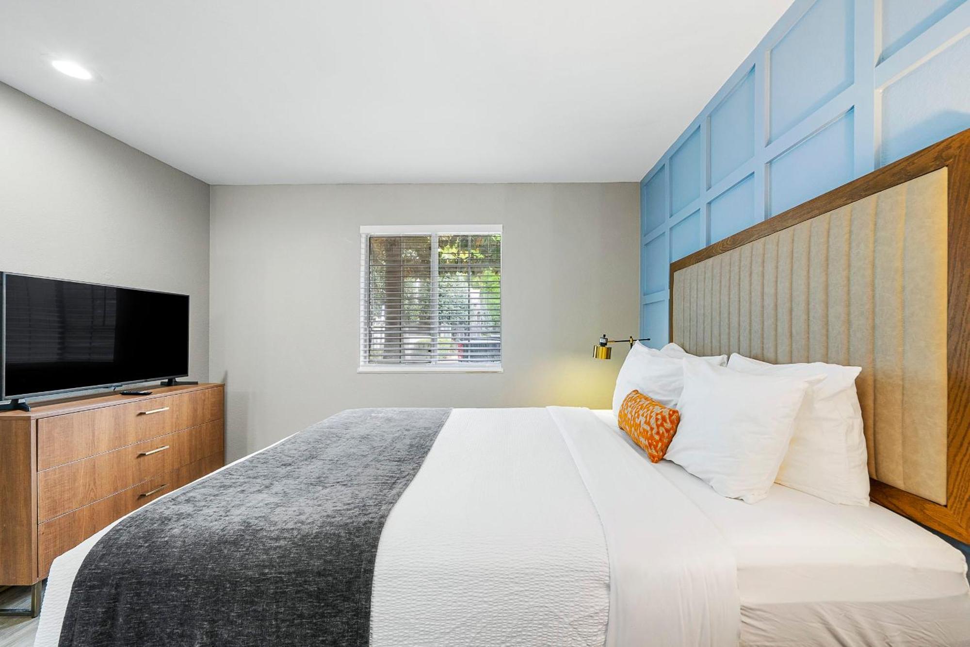 Prime Buckhead Chic In Apartment