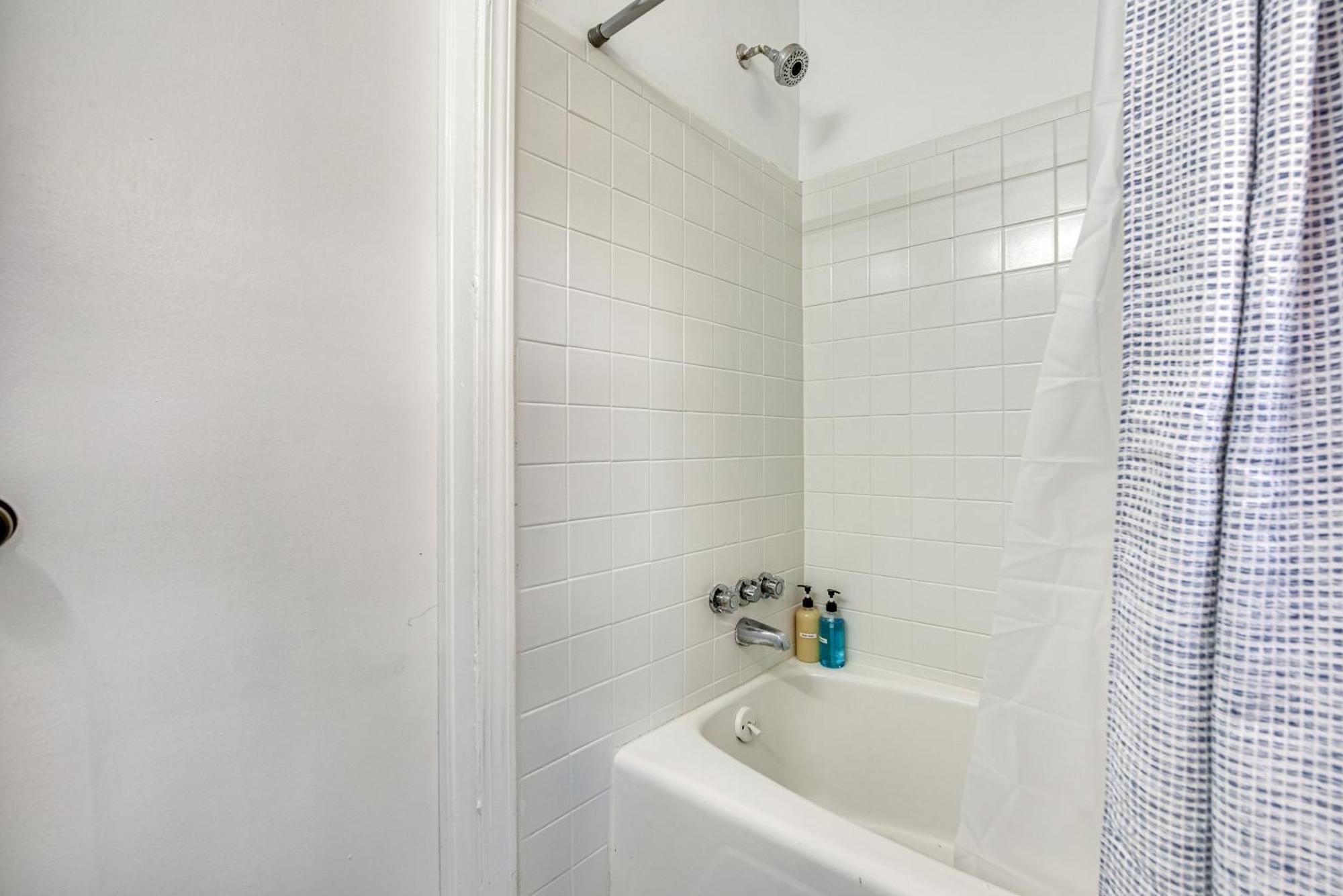 Holiday home Charming With Yard 7 Mi To Downtown!