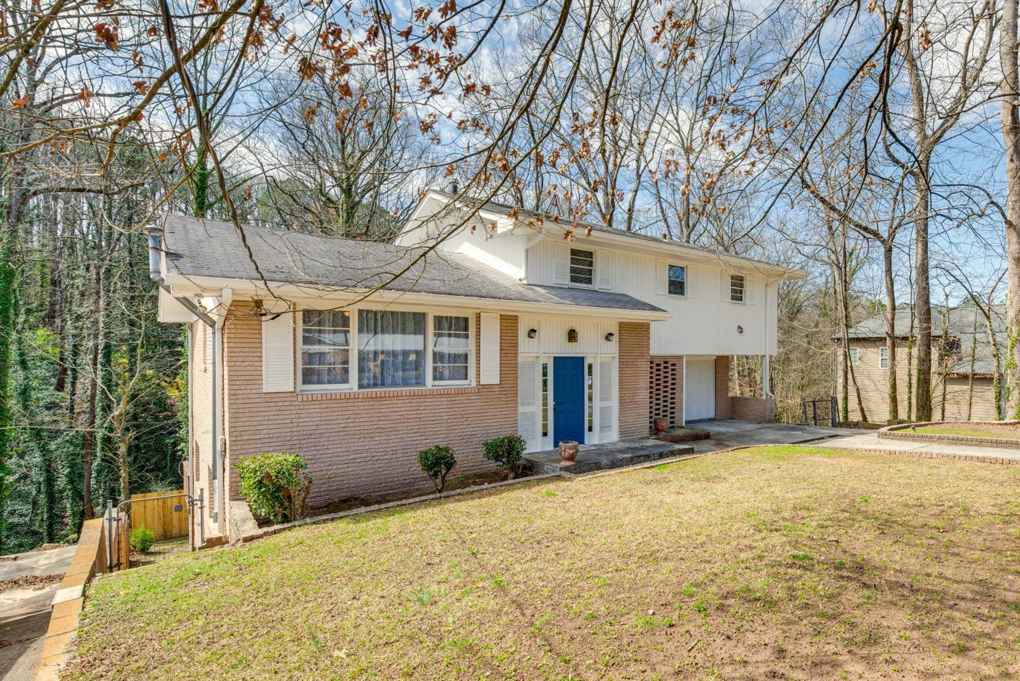 Holiday home Charming With Yard 7 Mi To Downtown!