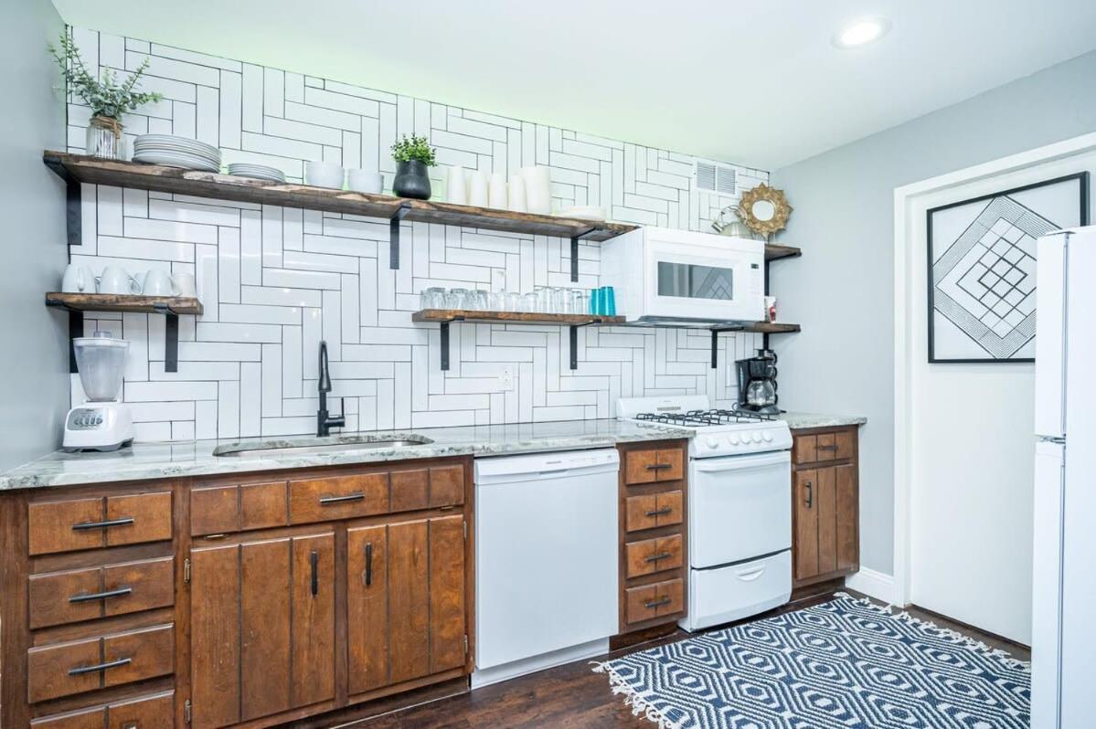 Apartment Downtown! King Bed! Paid Onsite Parking! Lm2102 *