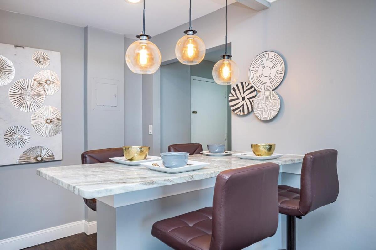 Downtown! King Bed! Paid Onsite Parking! Lm2102