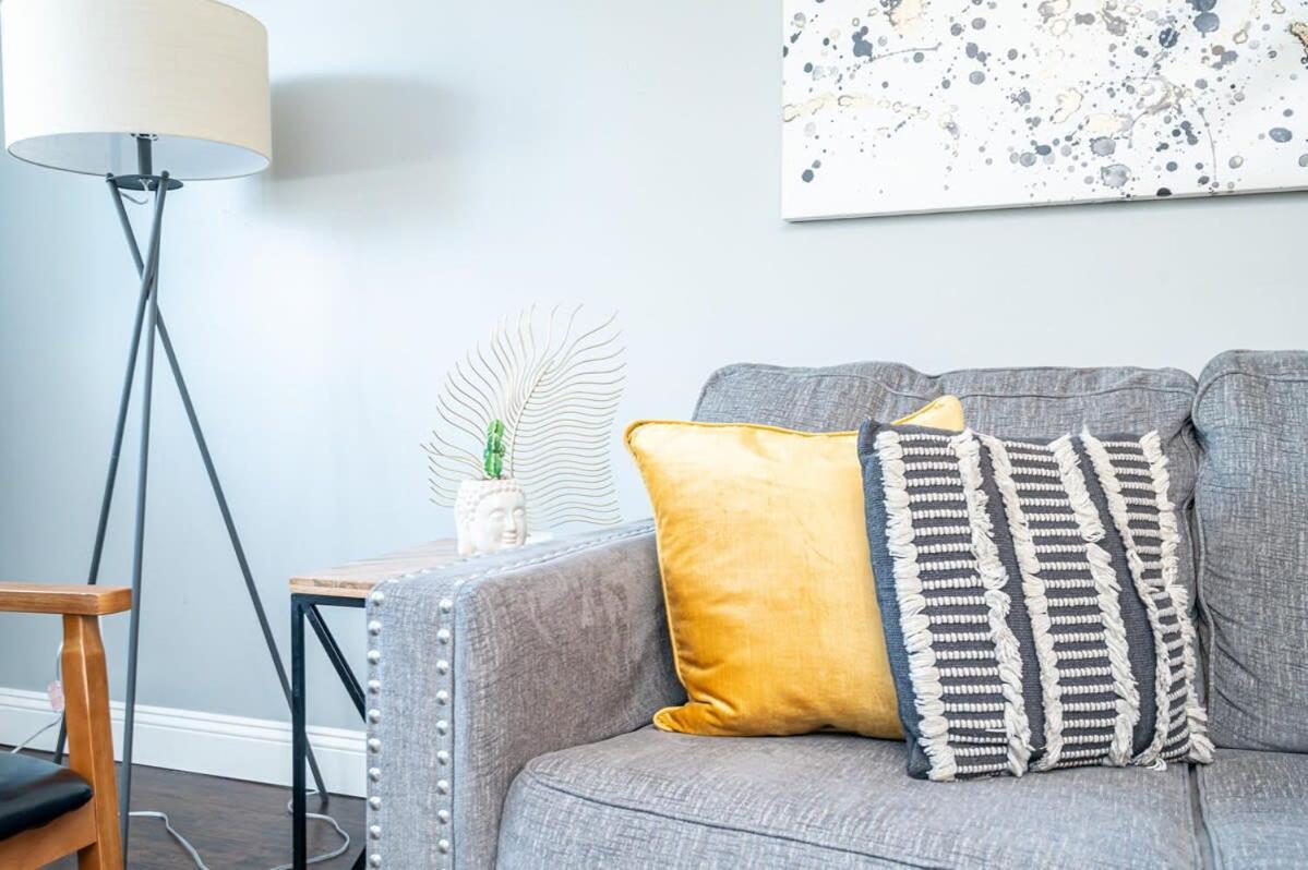 Apartment Downtown! King Bed! Paid Onsite Parking! Lm2102 *
