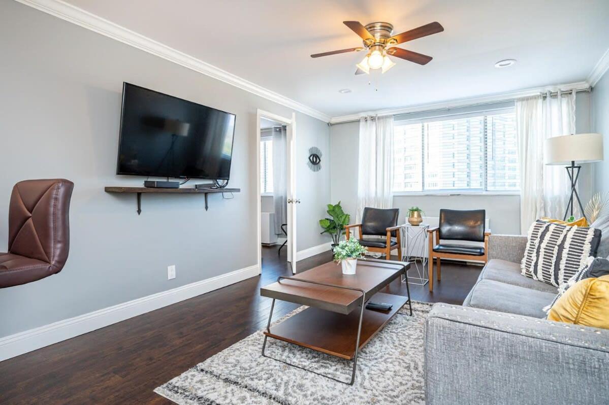 Apartment Downtown! King Bed! Paid Onsite Parking! Lm2102
