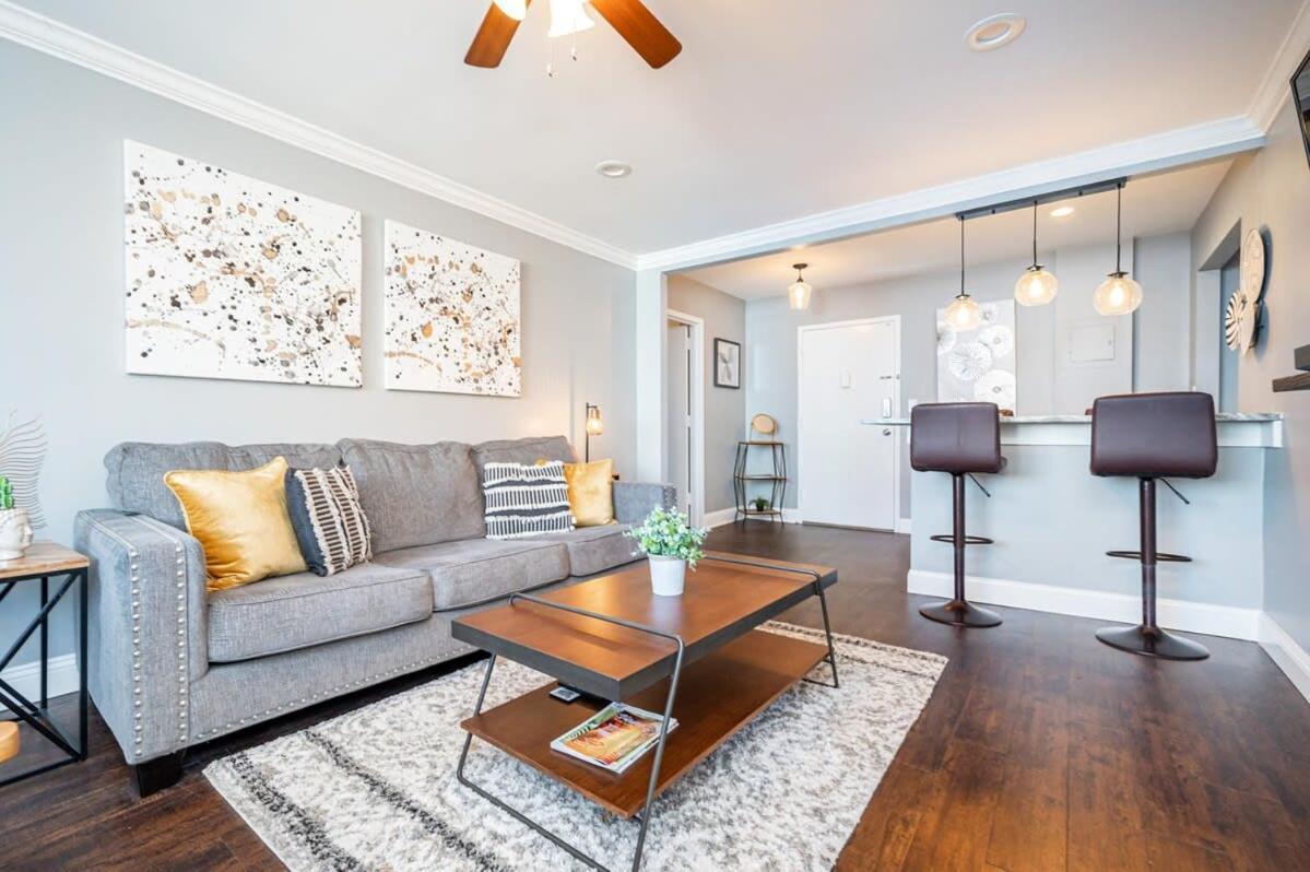 Apartment Downtown! King Bed! Paid Onsite Parking! Lm2102 *