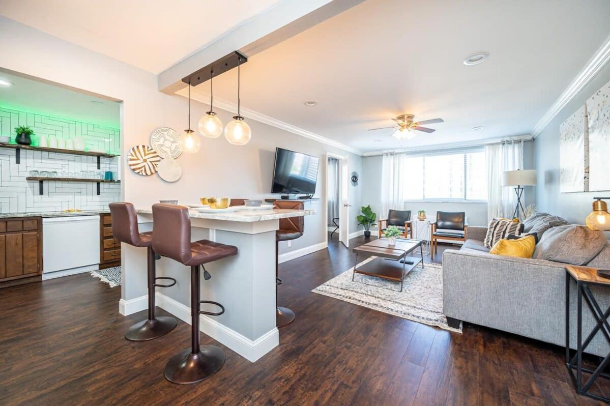 Downtown! King Bed! Paid Onsite Parking! Lm2102