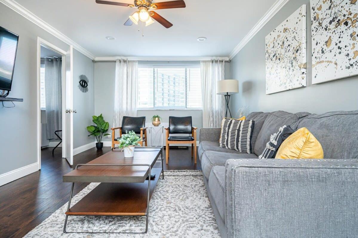Apartment Downtown! King Bed! Paid Onsite Parking! Lm2102 *