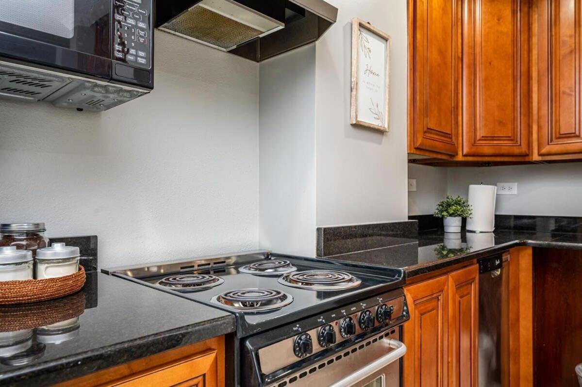 Downtown! 24h Concierge! Private Balcony! 11k Atlanta