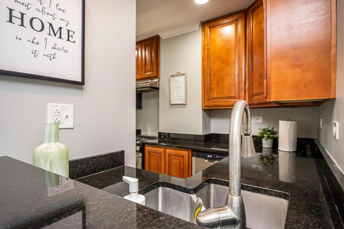 Holiday home Downtown! 24h Concierge! Private Balcony! 11k *
