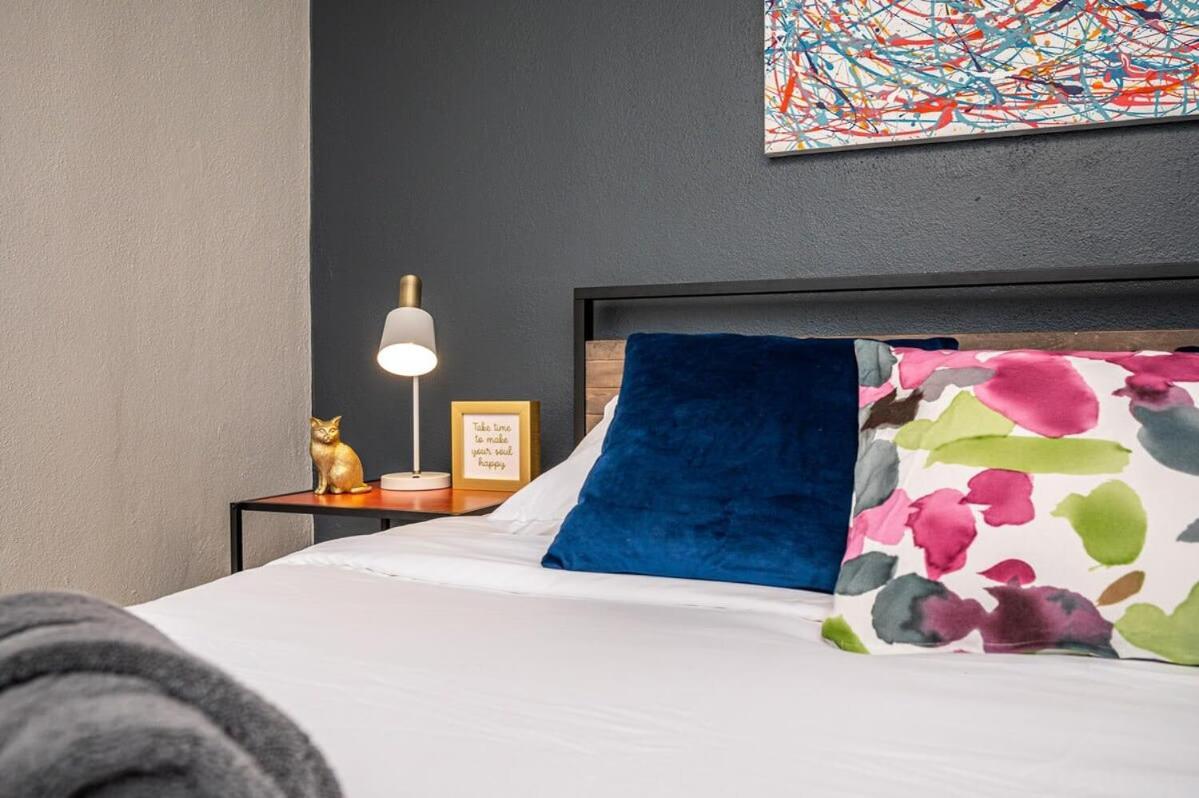 Downtown! 24h Concierge! Private Balcony! 11k Atlanta