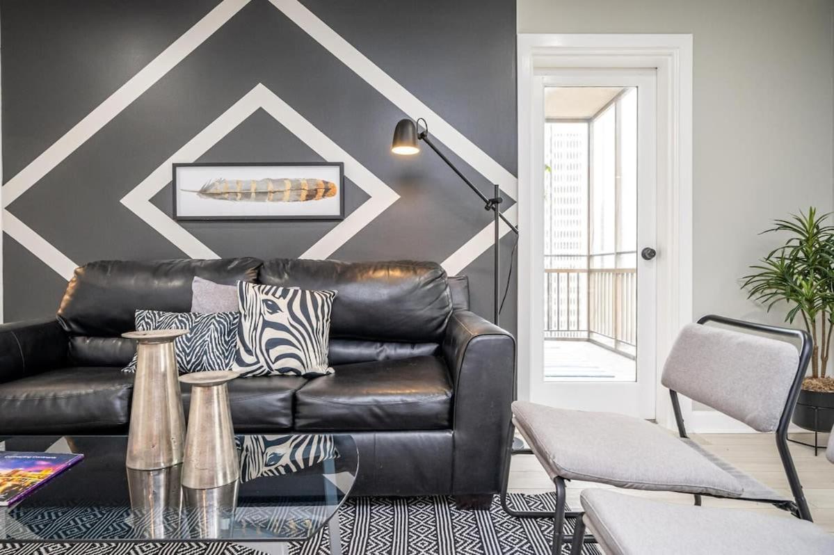Downtown! 24h Concierge! Private Balcony! 11k
