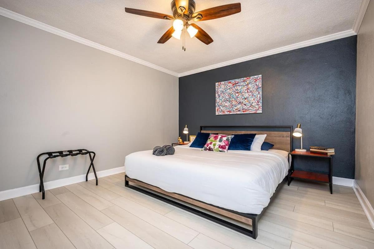 Downtown! 24h Concierge! Private Balcony! 11k Atlanta