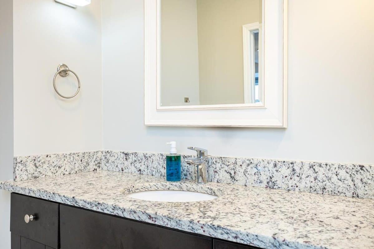 Apartment Downtown ! King Bed 24 Concierge! Onsite Parking Lm903