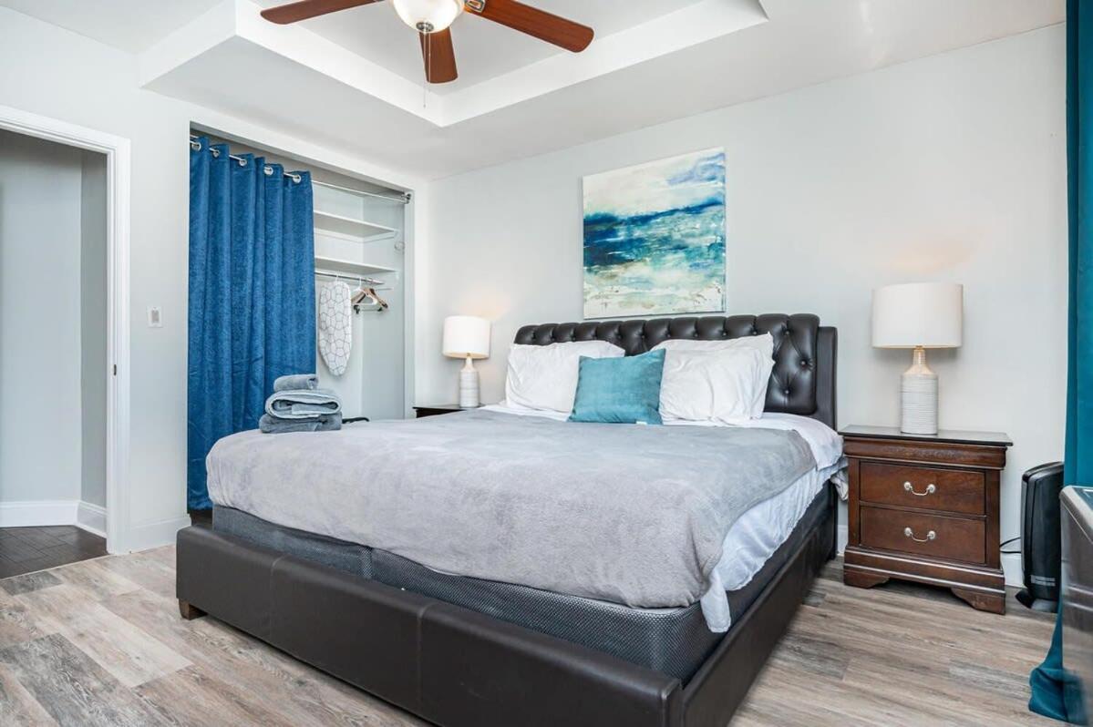 Apartment Downtown ! King Bed 24 Concierge! Onsite Parking Lm903