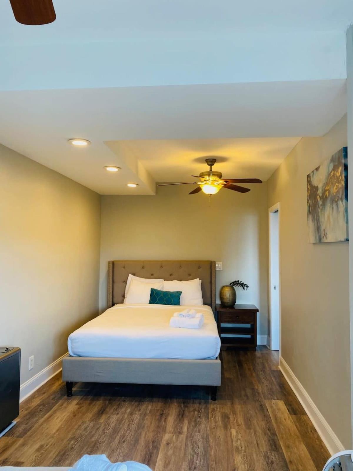 Downtown ! King Bed 24 Concierge! Onsite Parking Lm903