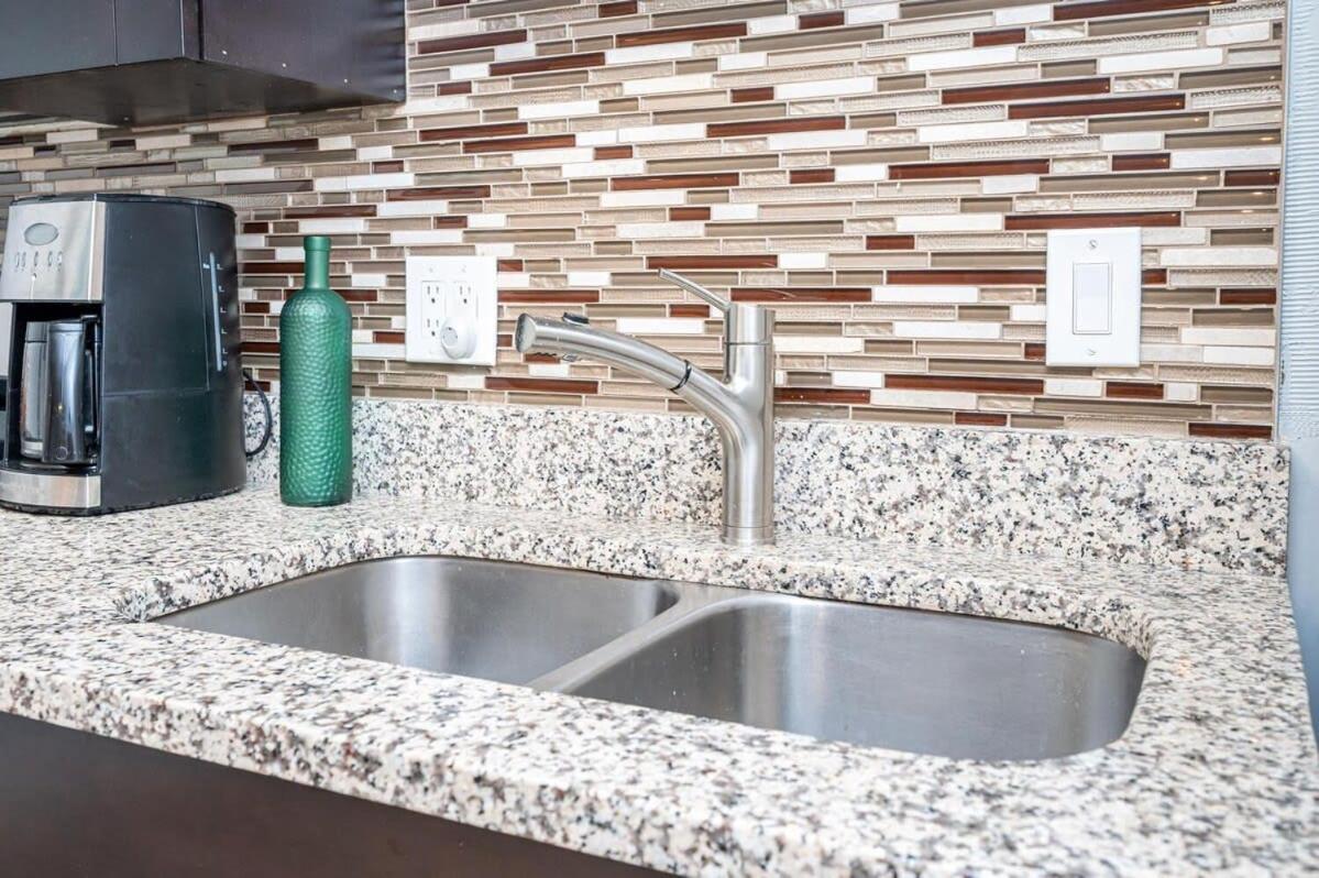 Downtown ! King Bed 24 Concierge! Onsite Parking Lm903