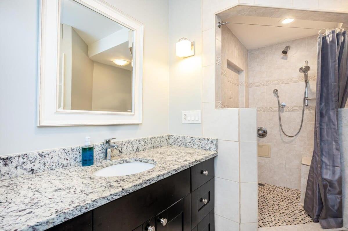 Apartment Downtown ! King Bed 24 Concierge! Onsite Parking Lm903 *