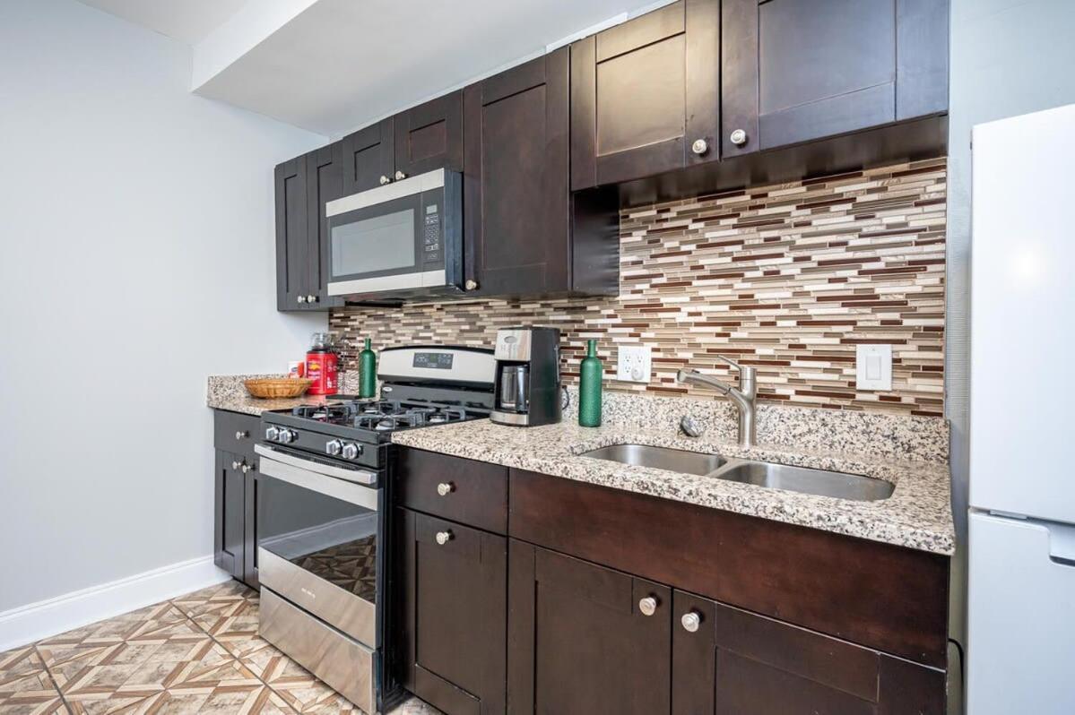 Apartment Downtown ! King Bed 24 Concierge! Onsite Parking Lm903