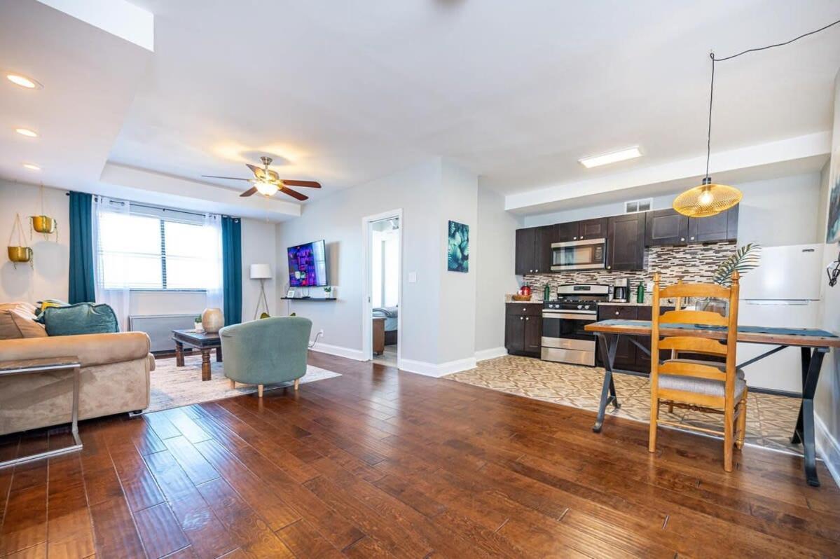 Apartment Downtown ! King Bed 24 Concierge! Onsite Parking Lm903