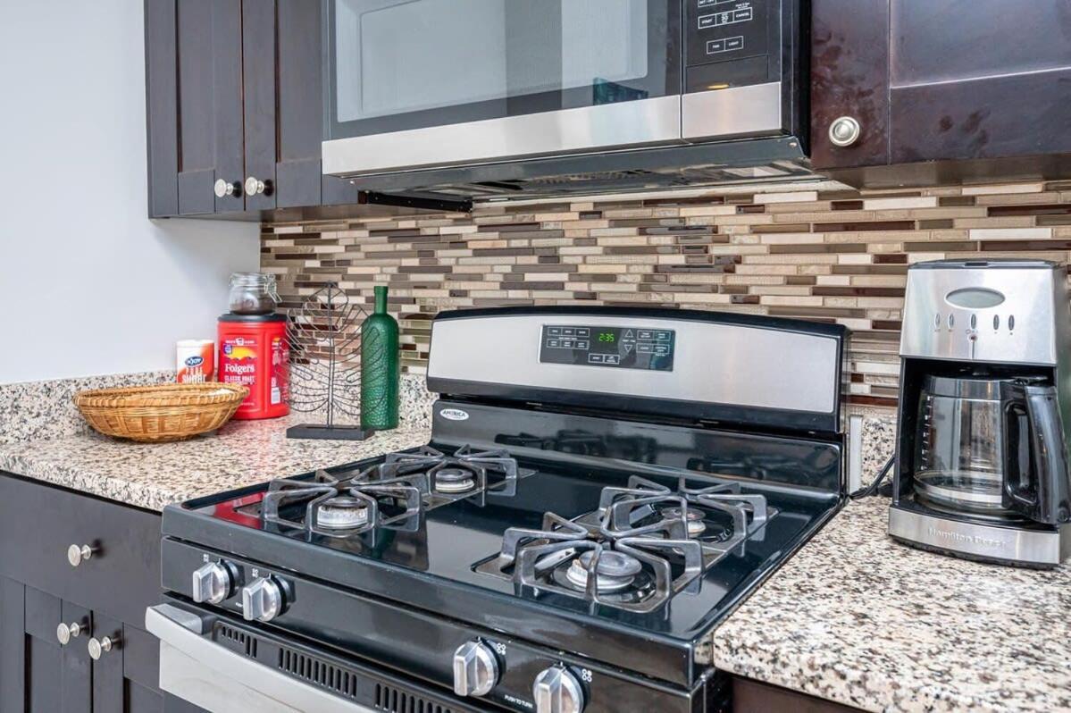 Apartment Downtown ! King Bed 24 Concierge! Onsite Parking Lm903