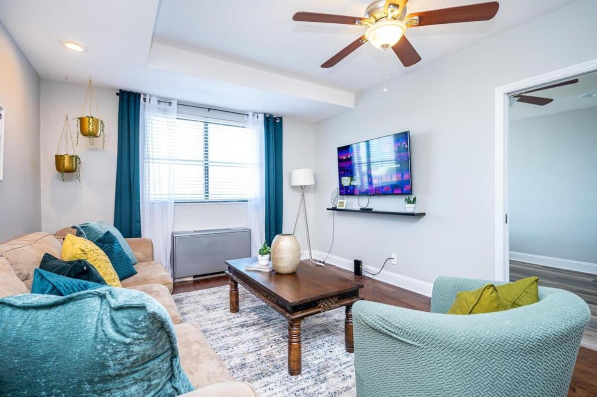 Downtown ! King Bed 24 Concierge! Onsite Parking Lm903