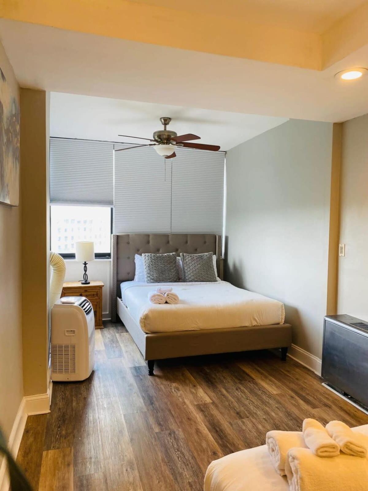 Downtown ! King Bed 24 Concierge! Onsite Parking Lm903