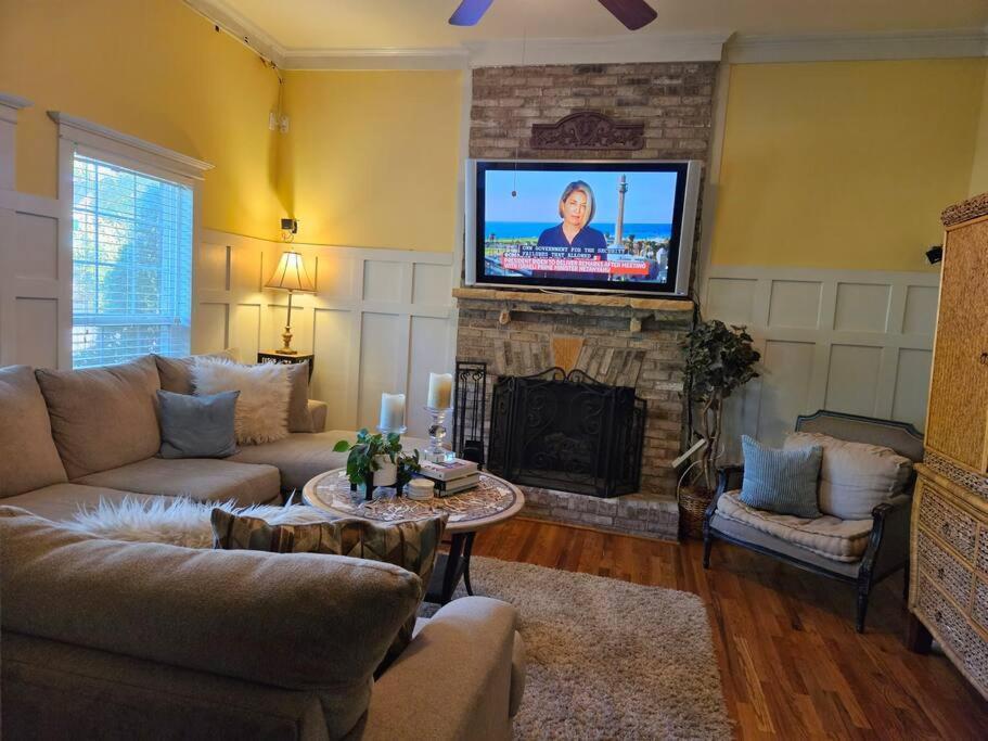 Sleeps16, Spacious, Comfortable Close To Downtown, Beltline, And Walk To Restaurants