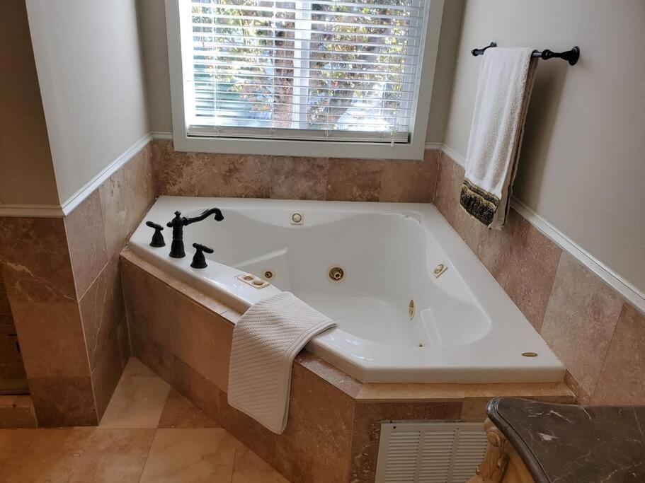 Sleeps16, Spacious, Comfortable Close To Downtown, Beltline, And Walk To Restaurants