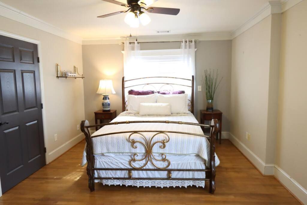 Holiday home Sleeps16, Spacious, Comfortable Close To Downtown, Beltline, And Walk To Restaurants